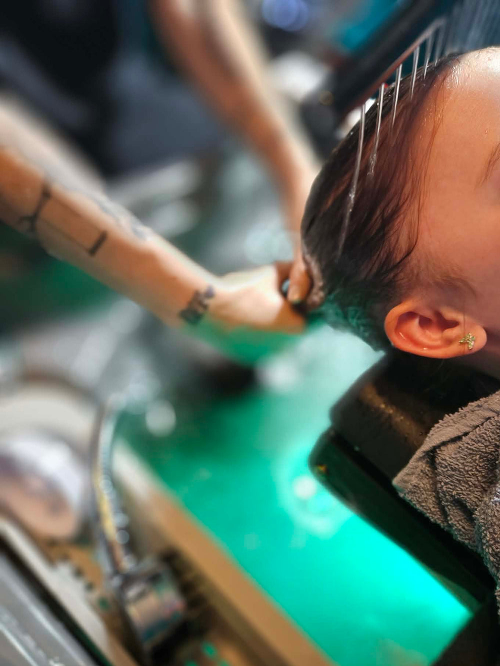 Warm water running through hair during a Japanese head spa treatment